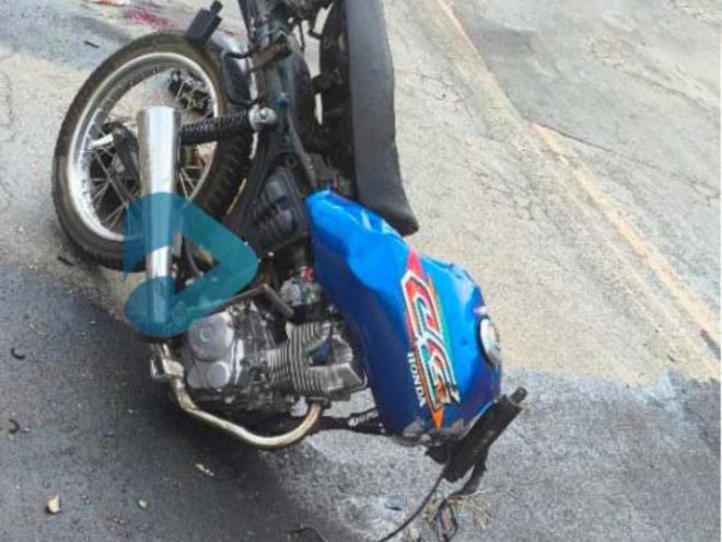 Com o impacto, a moto de Cleyton dos Reis Gonçalves se partiu 