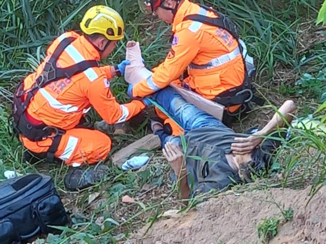 O idoso teve uma fratura fechada no membro inferior direito