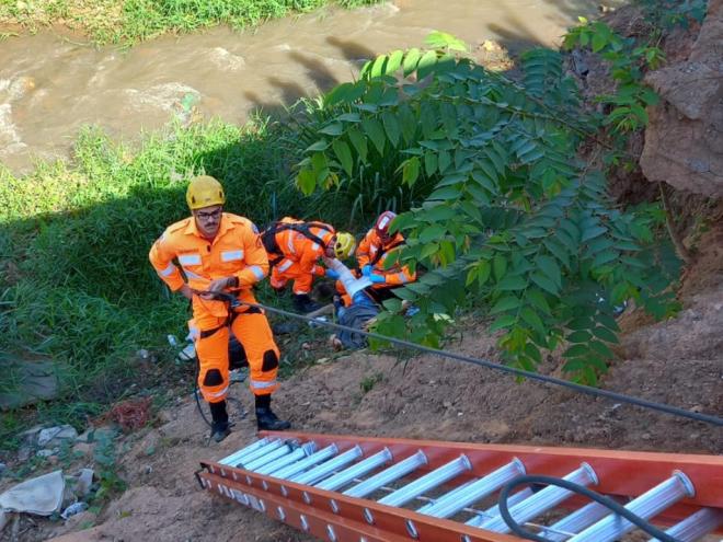 O impacto criou uma cratera com cerca de quatro metros de profundidade.