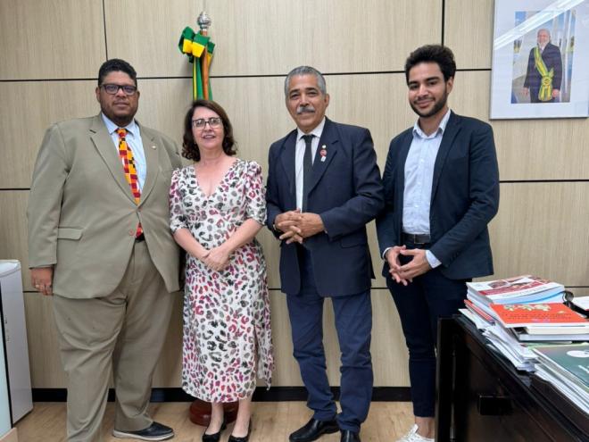 Da esquerda para a direita, professor Alexandre Brasil, secretário de Educação Superior do MEC; Cláudia Marliere, reitora da UFOP; deputado federal Leonardo Monteiro; Léo Patrick, assessor legislativo 