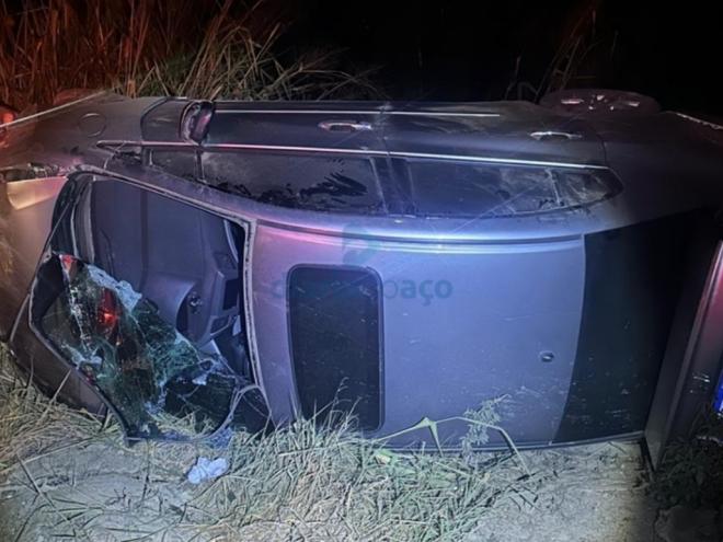 O Honda Civic parou em um matagal depois de capotar à margem da BR-458, entre Caratinga e Ipaba