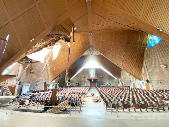 Teto da igreja desabou há cerca de dois anos e desde então ela está interditada
