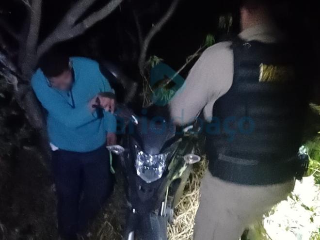 A motocicleta foi localizada em um matagal na região das torres de transmissão de rádio e TV