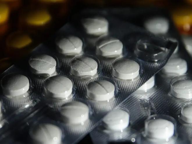 Os investigados ajuizaram uma ação contra o Estado para obter recursos financeiros para suposta compra de medicamentos para o tratamento de um falso câncer de um dos envolvidos