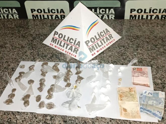 As porções de maconha e cocaína, além de uma pedra de crack localizadas nas proximidades dos abordados