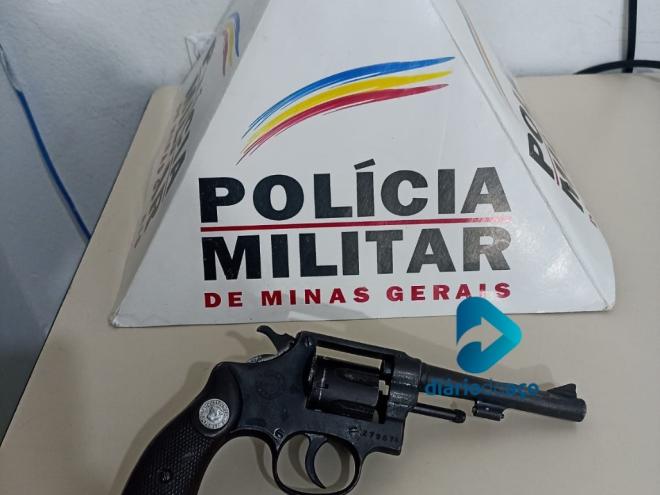 Um revólver calibre .32 dentro do guarda-roupas do casal