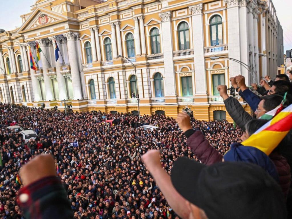 Após frustada a tentativa de golpe, bolivianos celebraram com o presidente Luis Arce