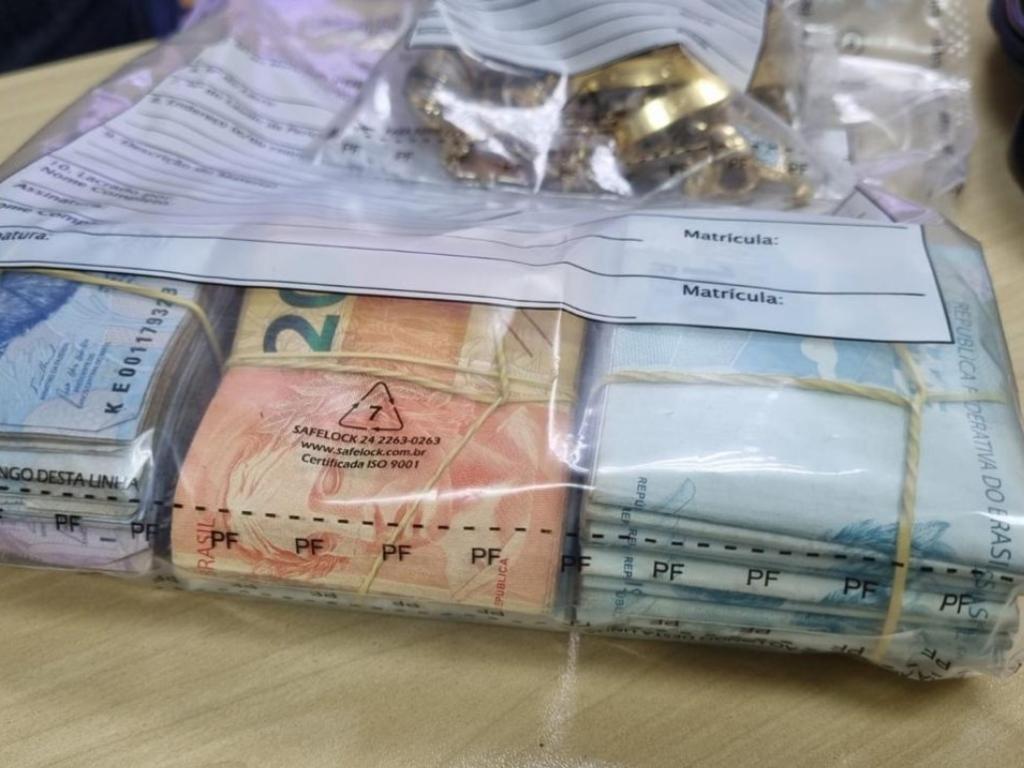 Foram apreendidos dinheiro (real, dólar e euro), além de quantidade expressiva de joias em ouro 