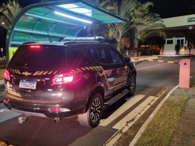 Equipe da PF chega a condominio de luxo, para cumprir mandados de busca, apreensão e prisão em um dos alvos da operação 