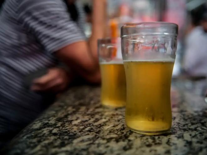 Uma garrafa de cerveja explodiu na mão da vítima