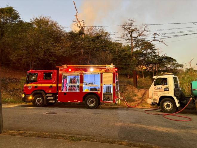 Equipes dos Bombeiros Militares e brigadistas da Usiminas atuaram no controle do incêndio 