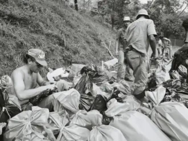 Recuperação de ossadas de presos políticos no Cemitério Dom Bosco, em Perus, São Paulo