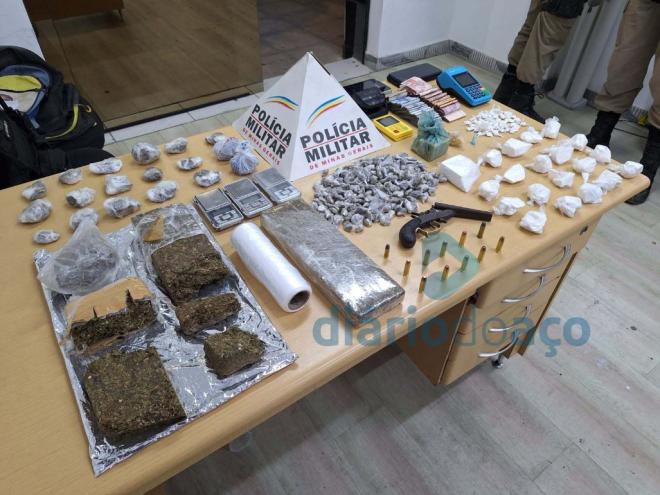 Materiais ilícitos apreendidos em 'biqueira' na rua Amazonita, em Ipatinga 