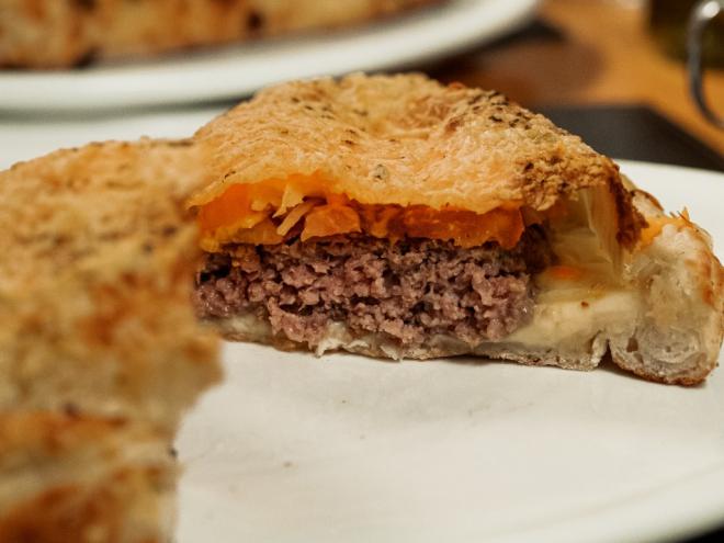 A diversidade do prato abre caminhos para a criatividade, como o “hambúrguer de pizza”  