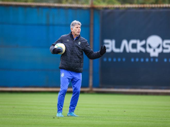 Renato Gaúcho, maior ídolo da história do clube, se segura no cargo pelo seu passado