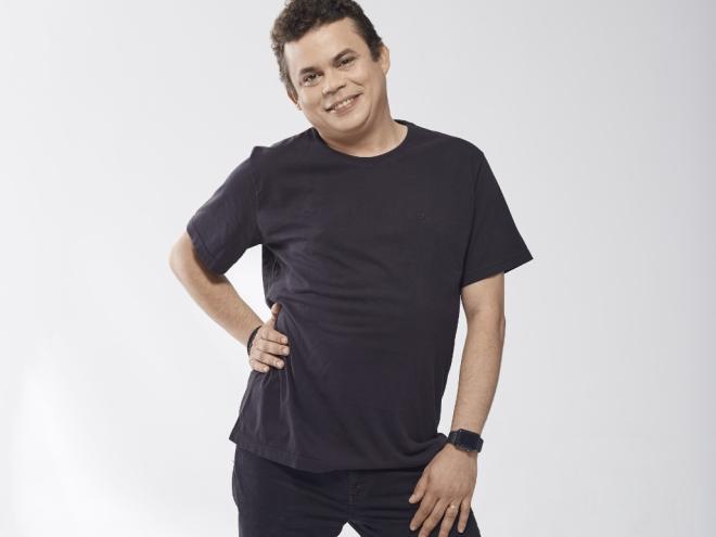 No palco, Emerson Ceará apresenta repertório de piadas