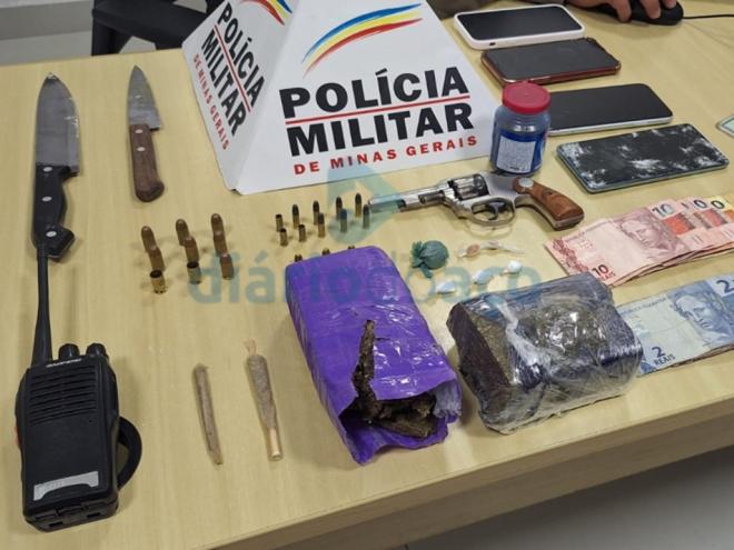 O material apreendido durante a verificação da denúncia contra um ponto de tráfico