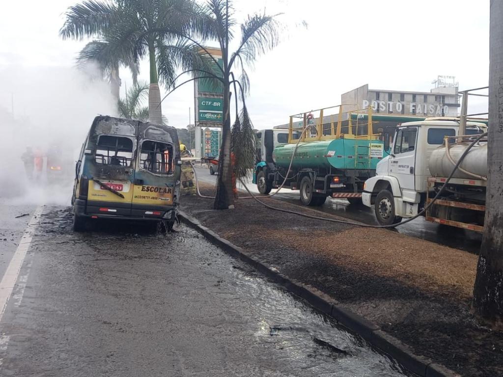 Incêndio ocorreu quando a van passava em frente a um posto de combustíveis