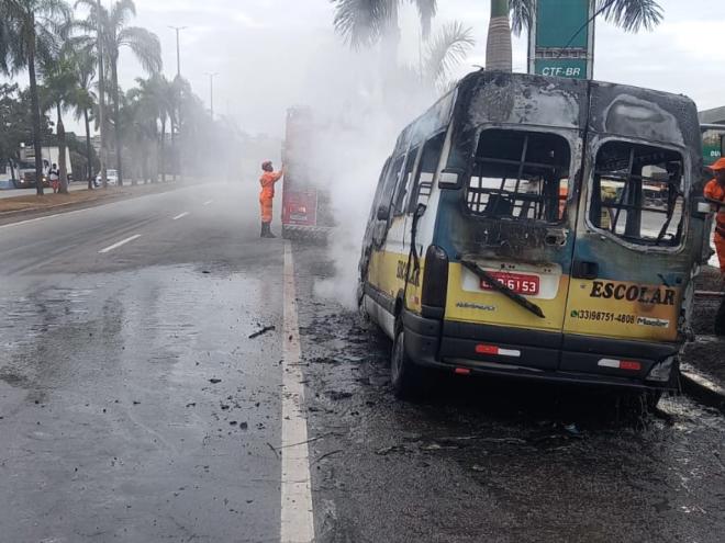 Não houve registro de feridos, mas a van teve perda total com o incêndio 