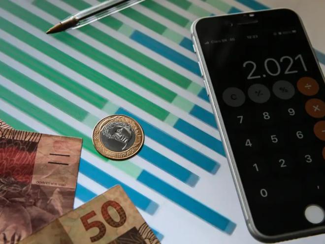 Em 12 meses, expansão do PIB é de 2,4%
