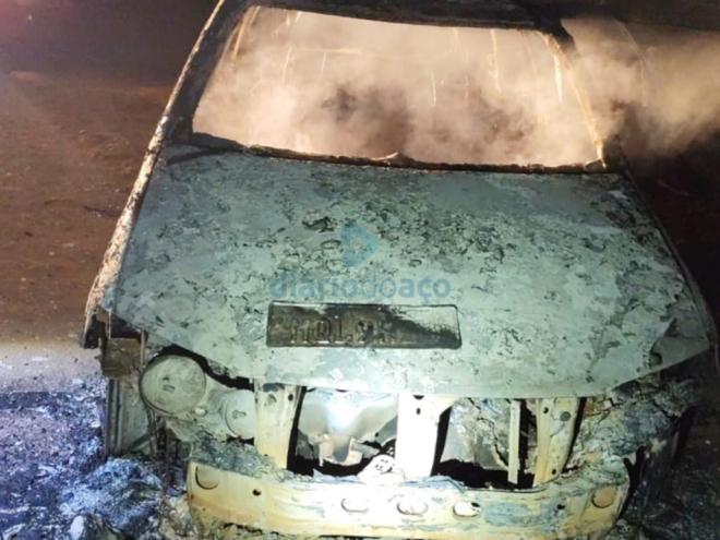 O Fiat Palio Weekend ficou completamente destruído pelo incêndio criminoso