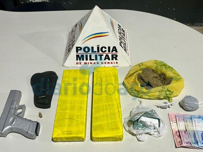 As duas barras de maconha estavam em uma mochila localizada no interior do carro de transporte por aplicativo
