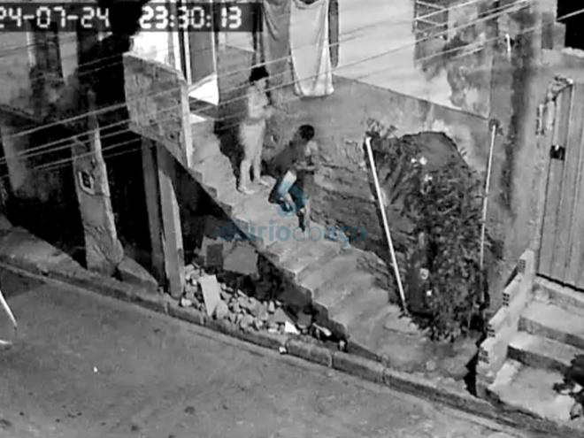 O momento que a mulher agride o companheiro na parte externa da casa