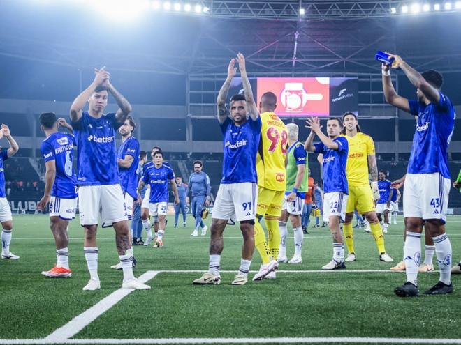 O Cruzeiro não tomou conhecimento do líder Botafogo e triunfou pelo placar de 3 a 0 dentro da casa do adversário