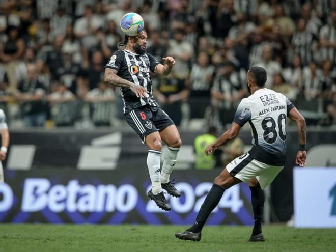 Em jogo de pura garra, Atlético volta a vencer com o brilho do artilheiro. Foto: Pedro Souza/Galo