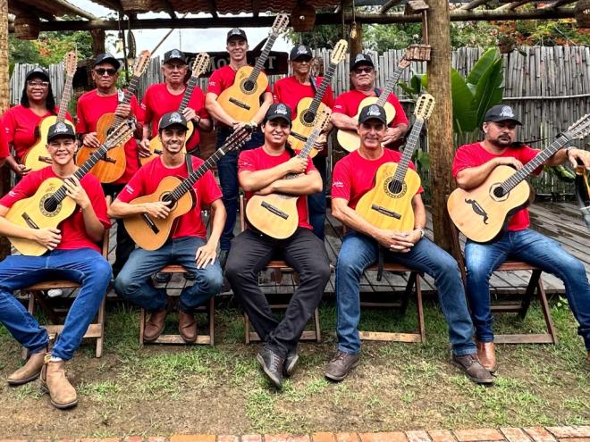 O Grupo Violaço é formado por violeiros da região