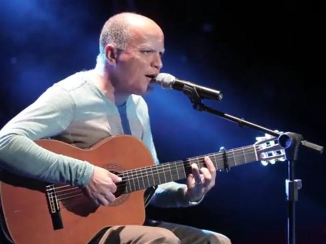 O cantor Leleo apresenta show gospel com muita poesia