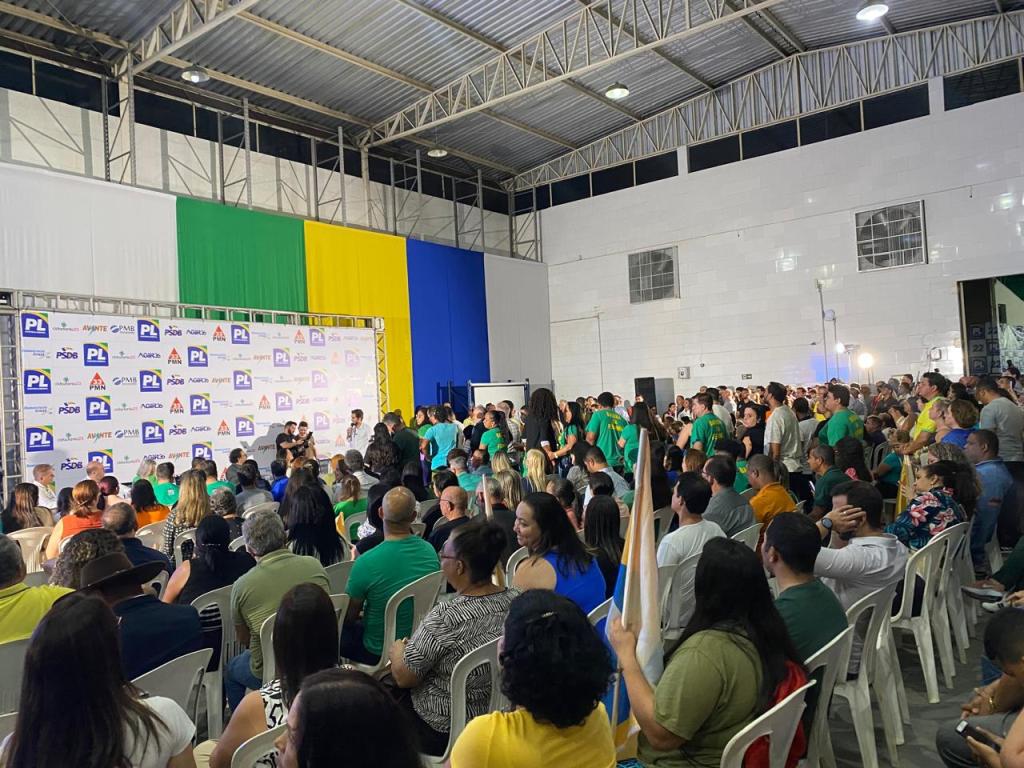 Ato político foi realizado na noite desta segunda-feira