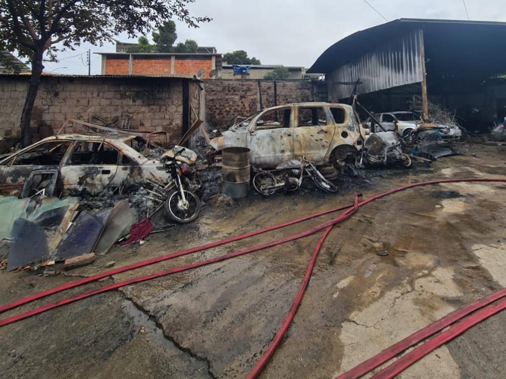 As causas do incêndio ainda estão sendo apuradas, não houve vítimas e apenas danos materiais 