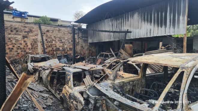 Um galpão da oficina e veículos na garagem foram atingidos pelo incêndio