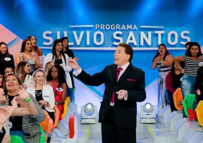 Uma inspiração para milhares de colaboradores do Grupo Silvio Santos, e no auditório, jogando “aviõezinhos”, lugar que adora estar 