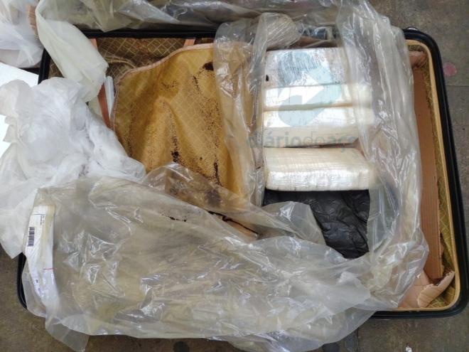 A mulher foi presa por porte de mais de 6 kg de cocaína 