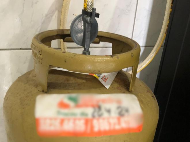 Famílias contempladas no Auxílio Gás recebem o benefício de R$ 102 bimestralmente 