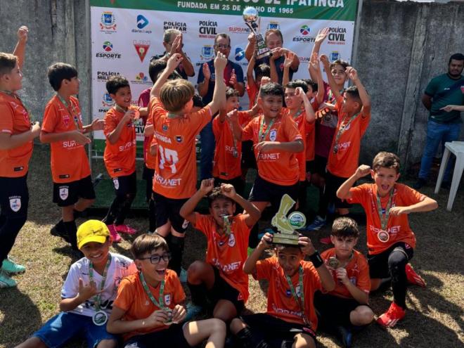 Os meninos do RPS também fizeram a festa com o troféu de vice-campeão