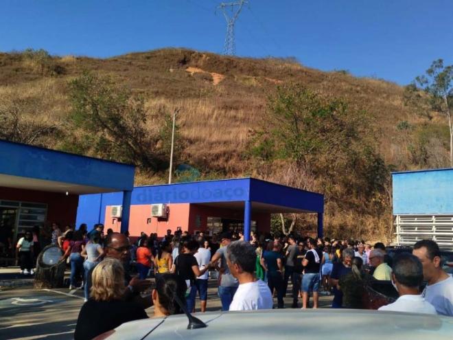 Centenas de pessoas participam em Timóteo de velório das vítima de acidente no ES 