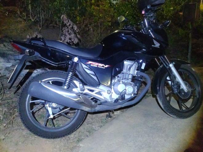 A motocicleta furtada que foi encontrada em poder de um adolescente que confessou o ato infracional