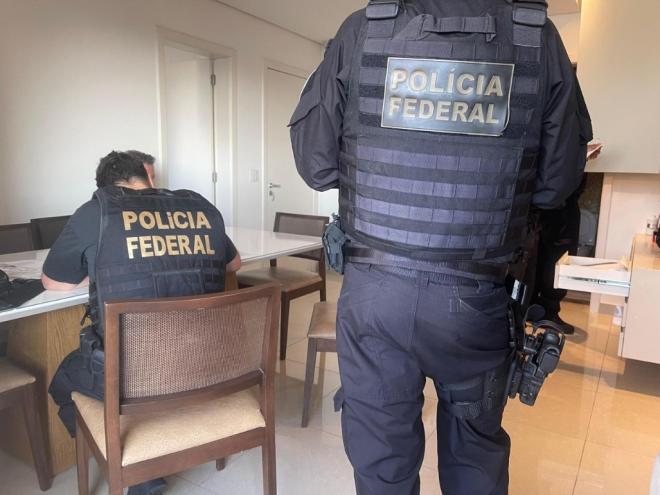 A ação atual decorre da operação “Forsetti” deflagrada em 2021 para combater principalmente os crimes de tráfico de drogas, organização criminosa e estelionato