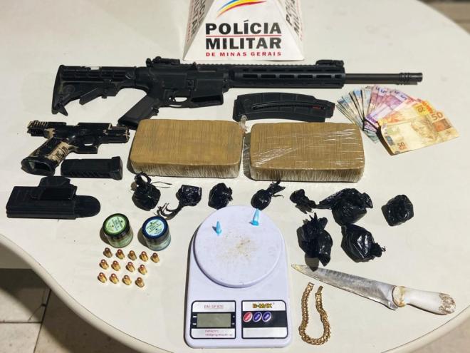 Armas, munição e drogas apreendidas após a abordagem a um homem na região dos motéis no Jardim Panorama