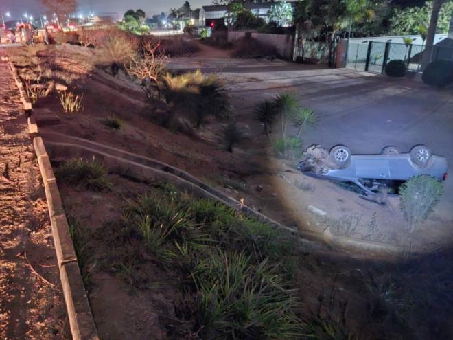 Carro capotou após motorista perder a direção