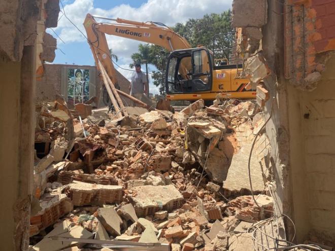 Demolição do teto é a primeira etapa para a reforma da igreja