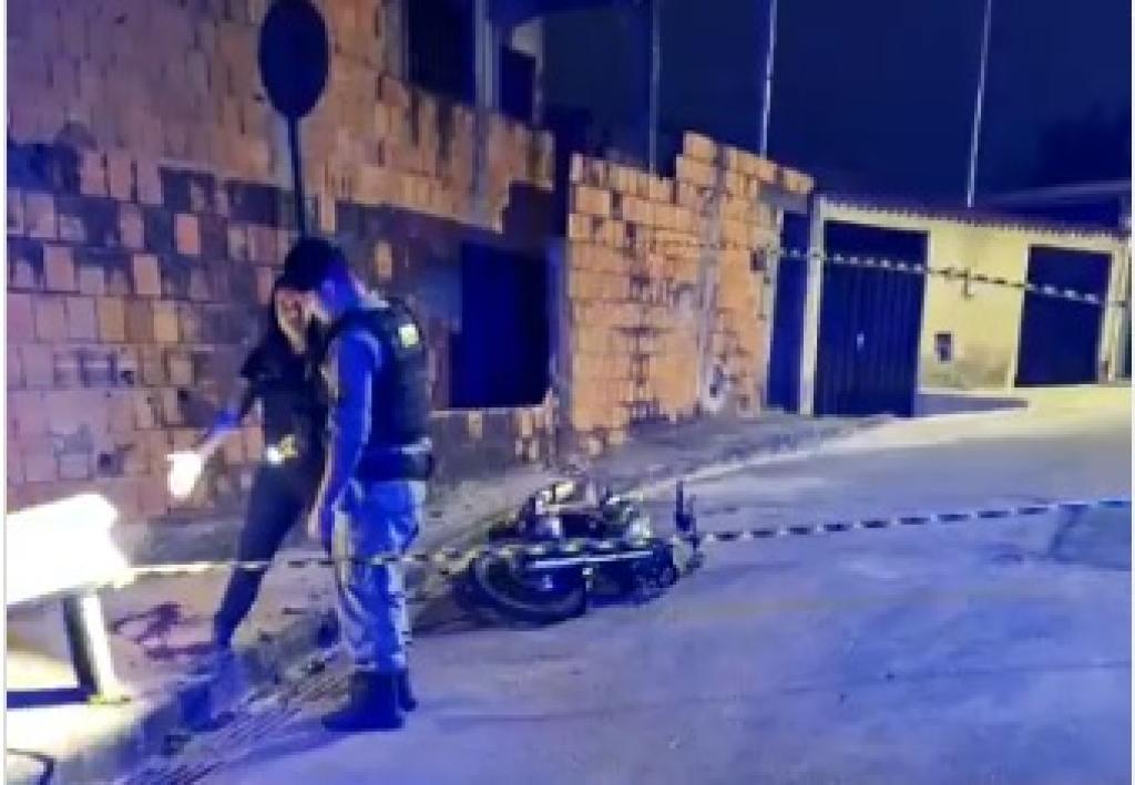 Maxsuel tentou escapar da morte, fugindo na moto em que estava, mas foi alvejado e caiu com o veículo
