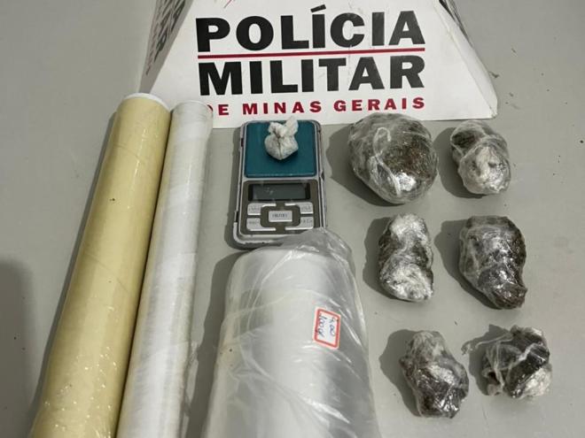 As porções de drogas apreendidas na casa do jovem, após a localização de uma porção de maconha