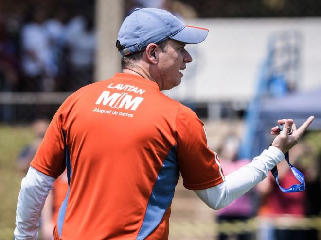 Técnico Fernando Seabra tem a missão de conquistar um resultado positivo em Assunção