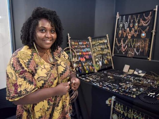 Jaqueline é artesã há mais de 20 anos 