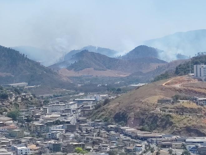 Fumaça em área de mata próxima ao povoado de São Joaquim da Bocaina pode ser vista de Coronel Fabriciano