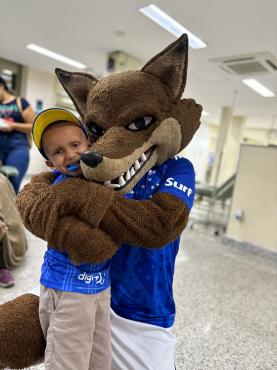 Emanoel recebeu a visita especial após fazer sua última sessão de radioterapia na Unidade de Oncologia do Hospital Márcio Cunha